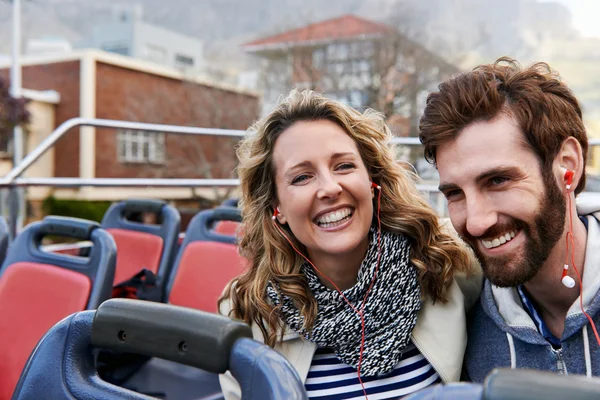 Casal em open top guia turístico de ônibus — Fotografia de Stock