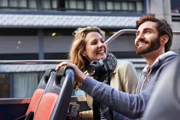 Casal em open top guia turístico de ônibus — Fotografia de Stock