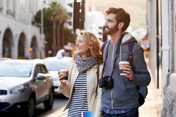 Tourist couple with coffee walk — Stock Photo, Image