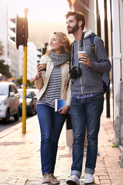 Toeristische paar met koffie vrije loop — Stockfoto