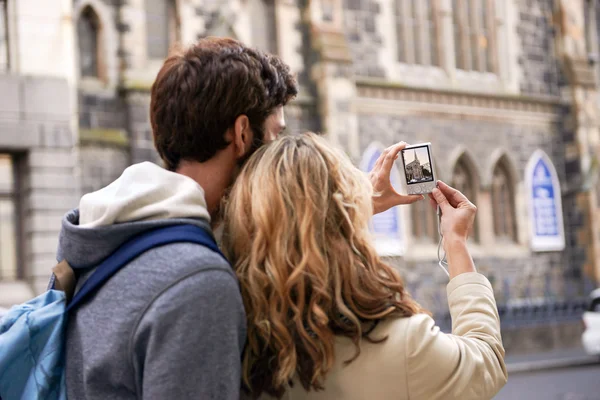 Tourist couple taking photo — Stock Photo, Image