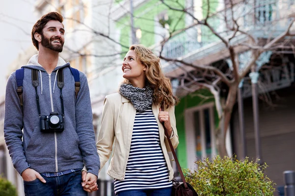 Couple walking with camera in city — Stock Photo, Image