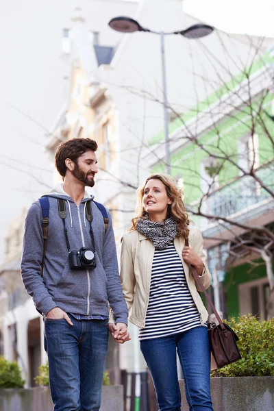Couple marchant avec caméra en ville — Photo