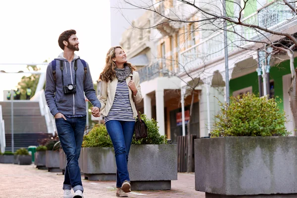 Coppia a piedi con macchina fotografica in città — Foto Stock