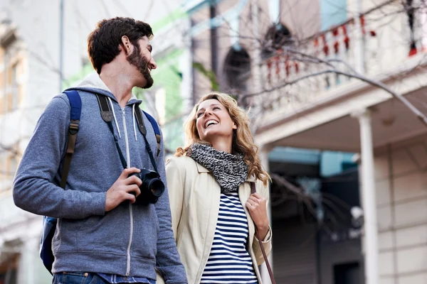 Couple walking with camera in city — Stock Photo, Image