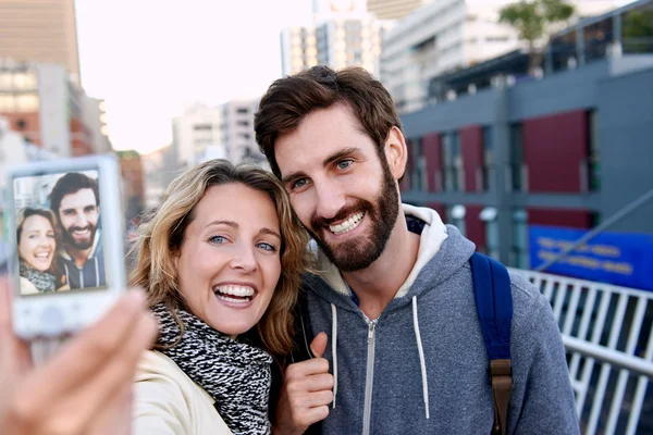 Couple prenant selfie photographie — Photo