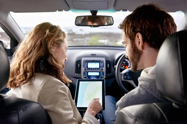 Couple using gps on tablet — Stock Photo, Image