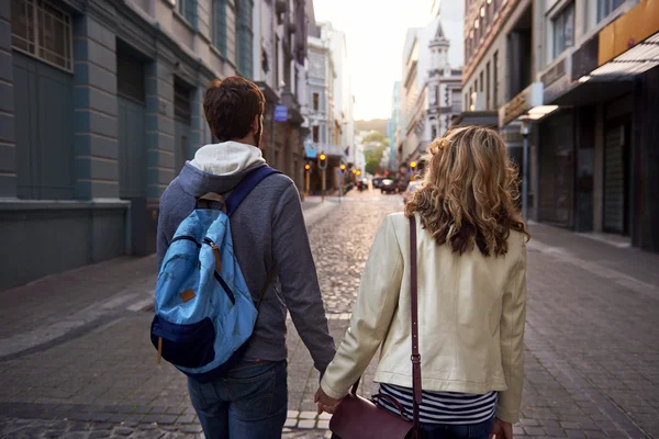 Jeune touriste couple marche rue — Photo