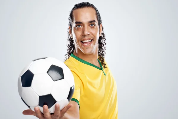 Uśmiechnięty Brazylii piłka nożna piłkarz — Zdjęcie stockowe