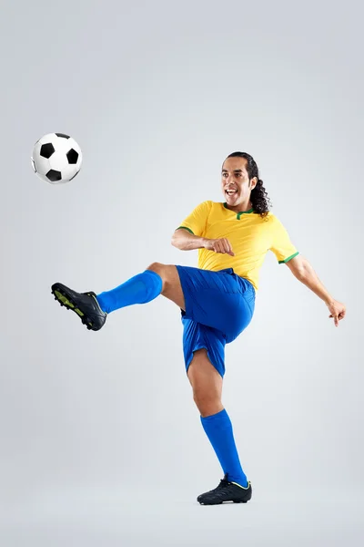 Jugador de fútbol dispara por gol —  Fotos de Stock