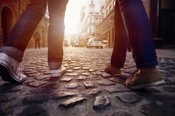 Toeristische paar wandelen straat Stockafbeelding