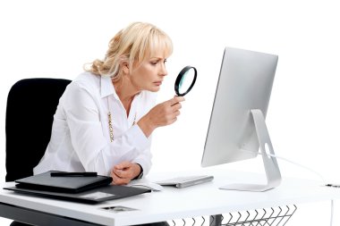 ofis masasında oturan kadın