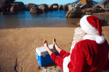 Sahilde rahatlatıcı Noel Baba