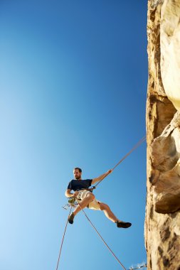 rockclimber dik dağdan aşağı gidiyor
