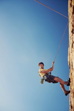adam rapelling dağ aşağı