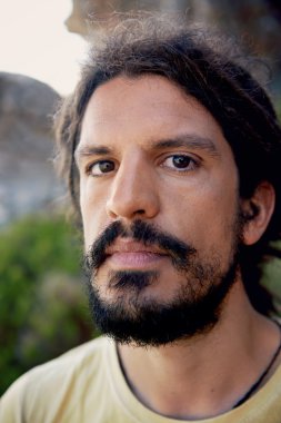 dreadlocks ve sakal ile ciddi adam