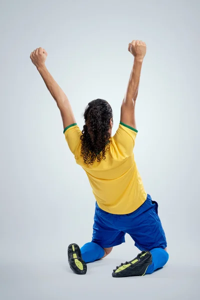 Celebrando el fútbol brasileño hombre — Foto de Stock