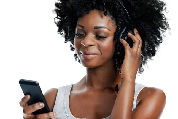 Afrikaanse vrouw luisteren naar muziek — Stockfoto