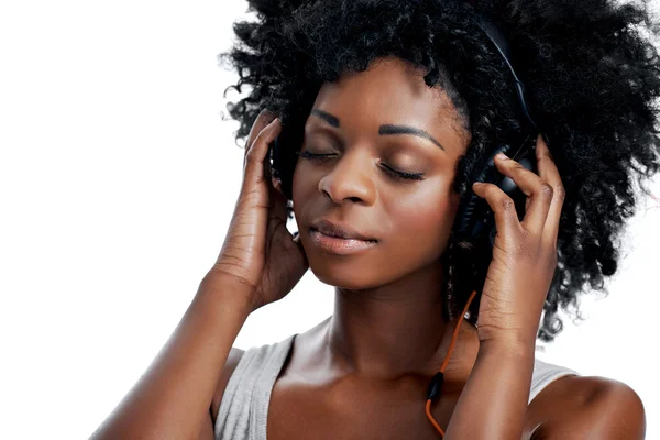 Africká žena poslechu hudby — Stock fotografie