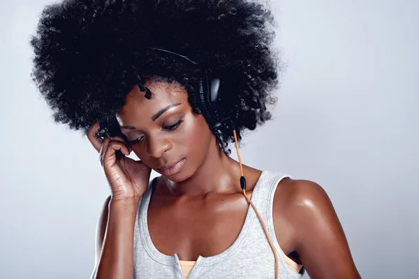 Африканская женщина слушает музыку — стоковое фото