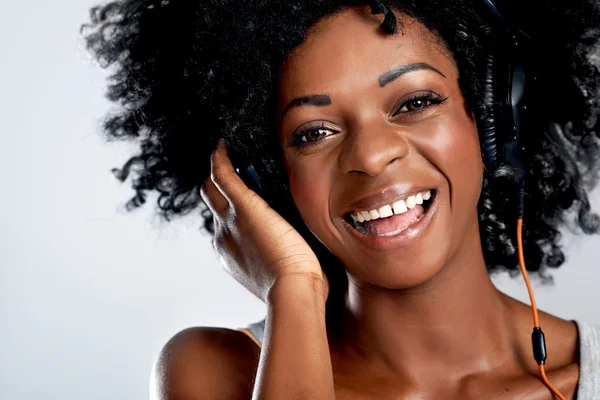 Mulher com afro ouvir música — Fotografia de Stock