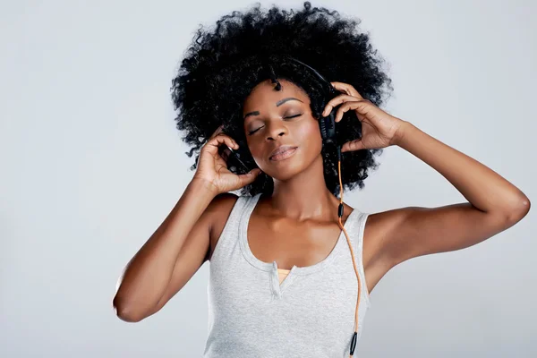Frau mit Afro hört Musik — Stockfoto