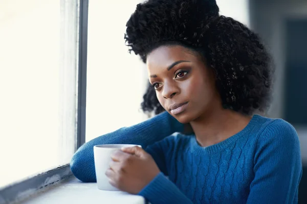 African woman holding hot beverage — Stock Photo, Image