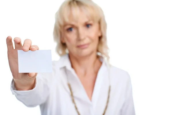 Femme d'affaires titulaire d'une carte de visite — Photo