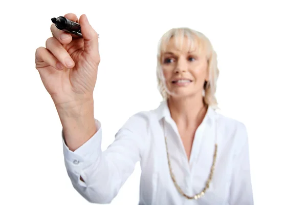 Mujer de negocios escribiendo algo con un marcador — Foto de Stock