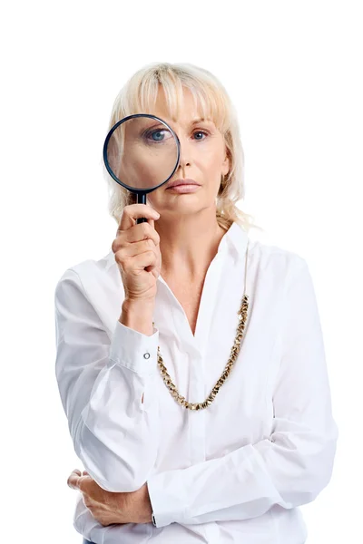 Frau mit Lupe ernst genommen — Stockfoto