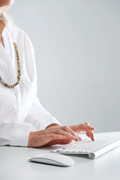 Biznes kobieta wpisując na komputerowe — Zdjęcie stockowe