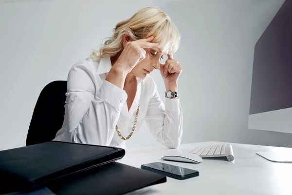 Benadrukt dat corporate vrouw op kantoor — Stockfoto