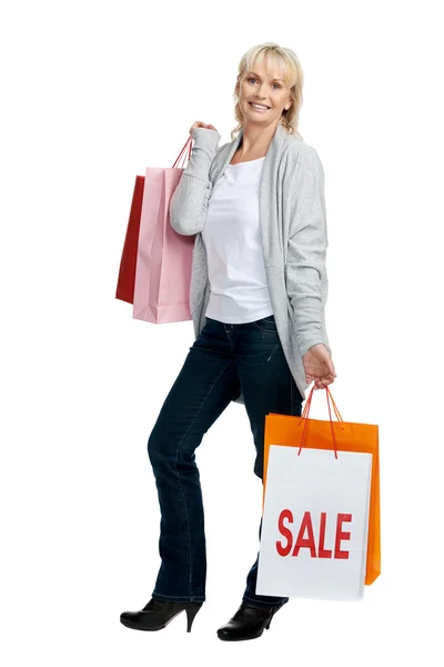 Blonďatá žena s nákupní tašky — Stock fotografie
