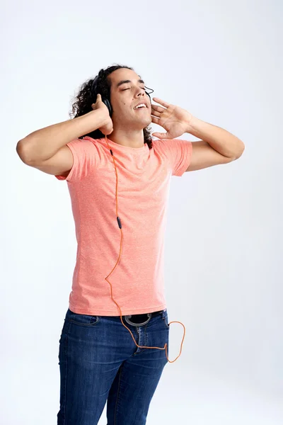 Hombre escuchando música en auriculares — Foto de Stock