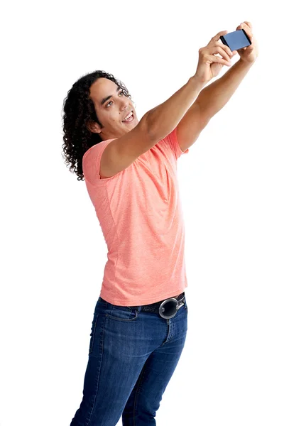 Man in casual kleding nemen selfie — Stockfoto