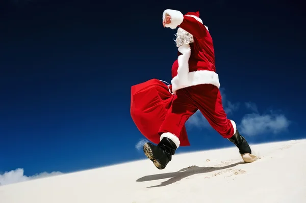 Père Noël descendant sur la plage — Photo