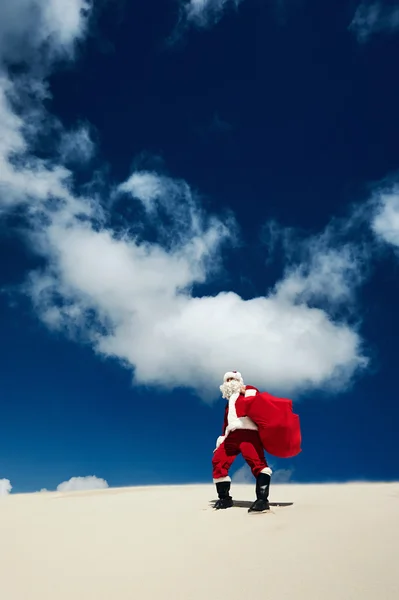 Santa Claus permanent op een strand — Stockfoto