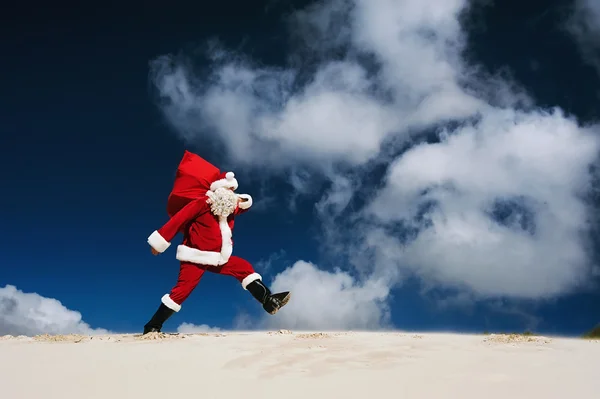 Babbo Natale a piedi lungo la spiaggia — Foto Stock