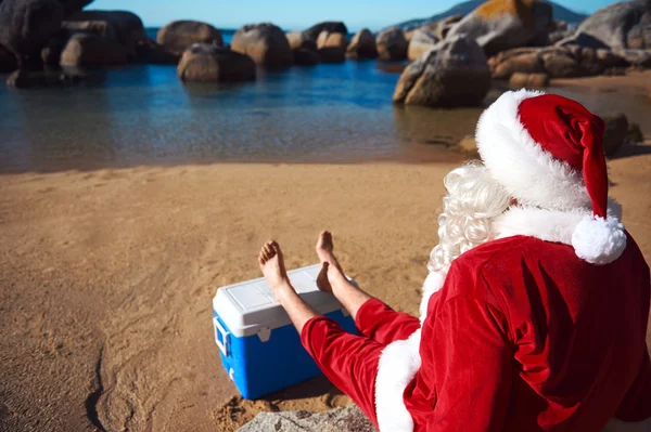 Pai Natal relaxante na praia — Fotografia de Stock