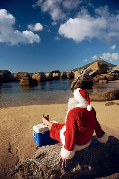 Papai Noel relaxante na praia — Fotografia de Stock