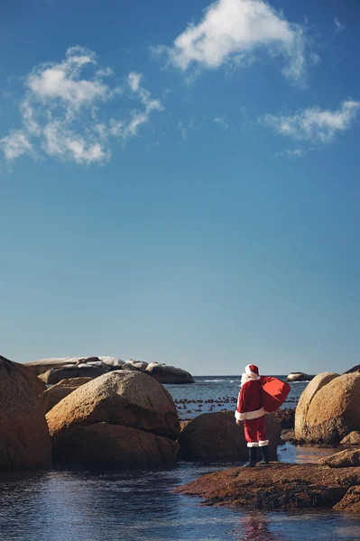 Santa claus op strand — Stockfoto