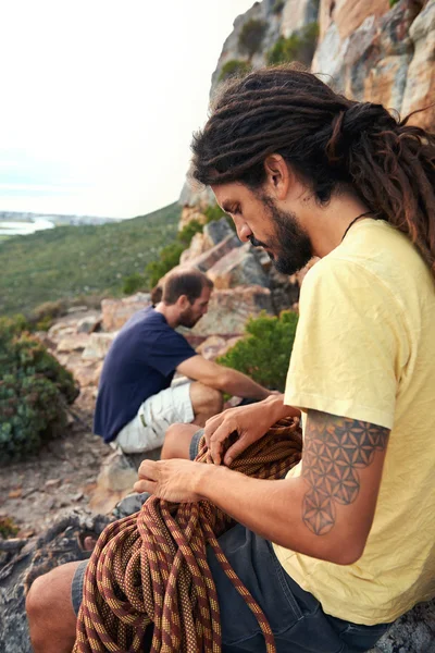 Amigos se preparando para escalar — Fotografia de Stock