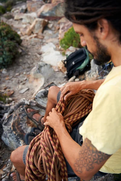 Homme se préparant à escalader une montagne — Photo