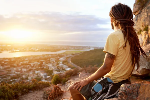 Homme en dreadlocks sur une montagne — Photo