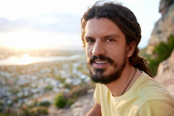 Sorrindo homem com Dreadlocks — Fotografia de Stock