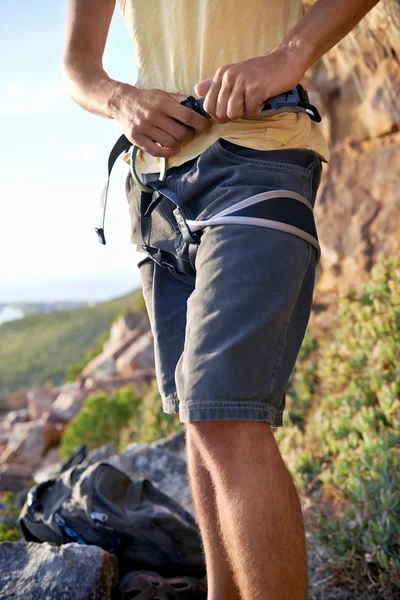 Man putting on harness — Stock Photo, Image