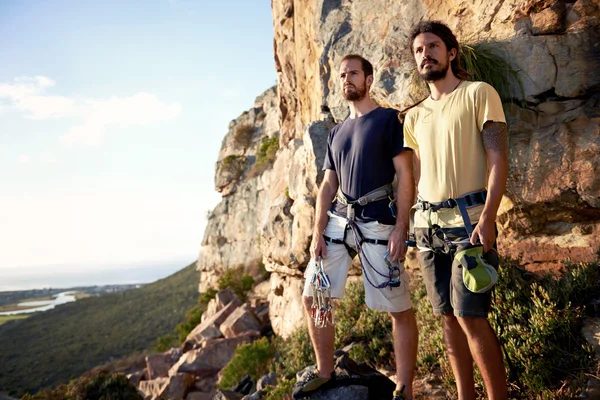 Dos hombres mirando desde la montaña — Foto de Stock