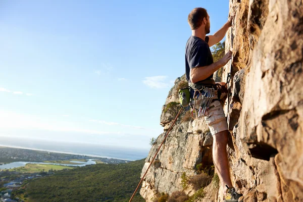 Macho alpinista escalando montanha — Fotografia de Stock