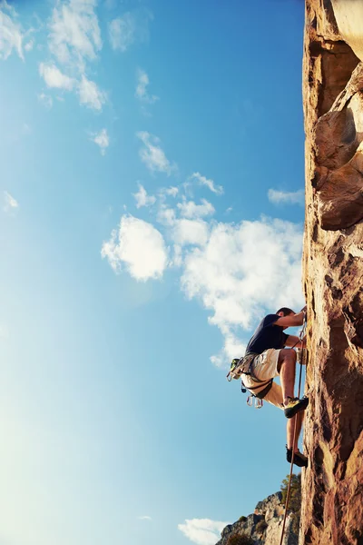 Hombre subiendo una montaña muy empinada — Foto de Stock