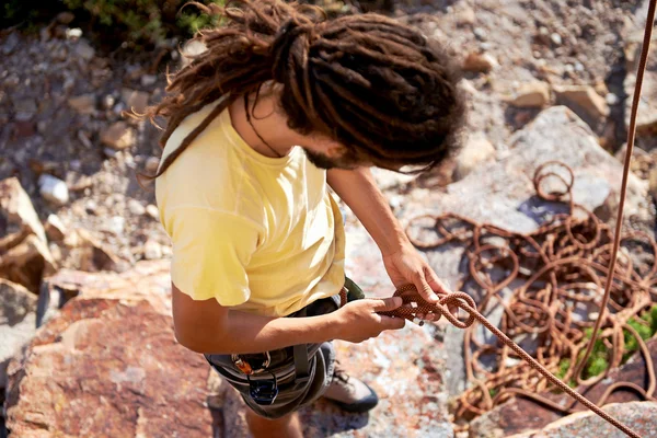 Man with dreadlocks tying ropes — Stock Photo, Image